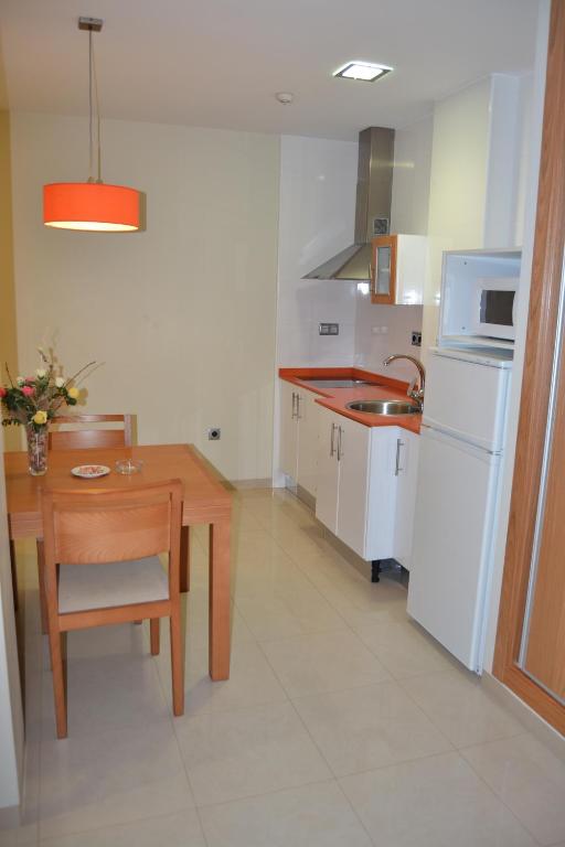 A kitchen or kitchenette at Aparthotel Bahía