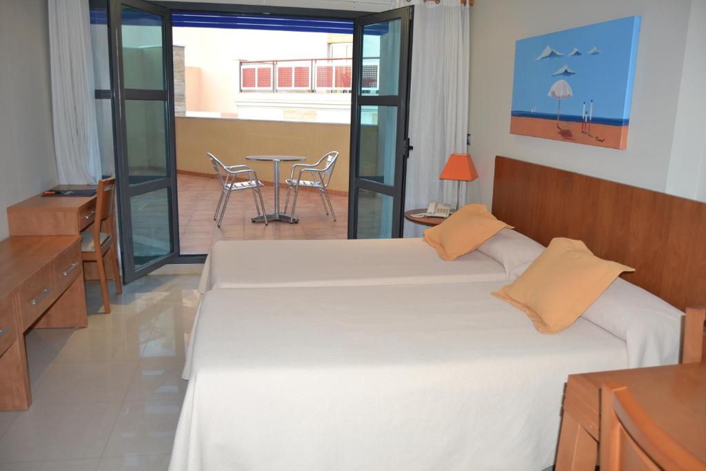A bed or beds in a room at Aparthotel Bahía
