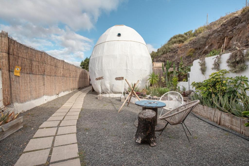 an observatory with a table and a chair next to a wall at Oaxaca Caracol in Agaete