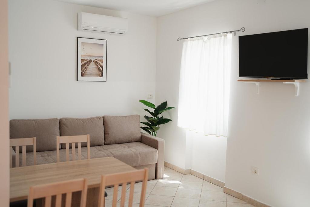 a living room with a couch and a table at Accordi Lontani in Nerezine