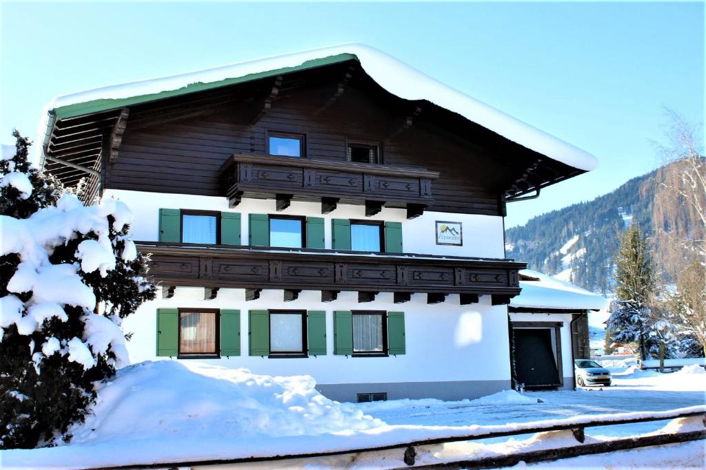 フラッハウにあるAlpenzeitの雪の建物