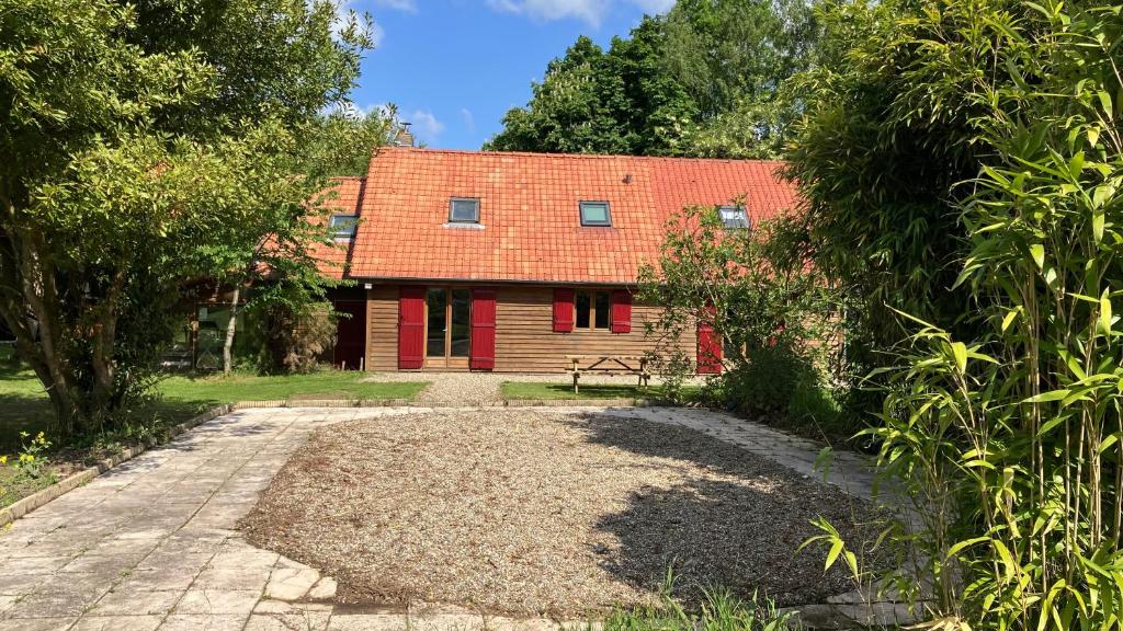 a red brick house with a red roof at La petite maison sur la colline in Rue
