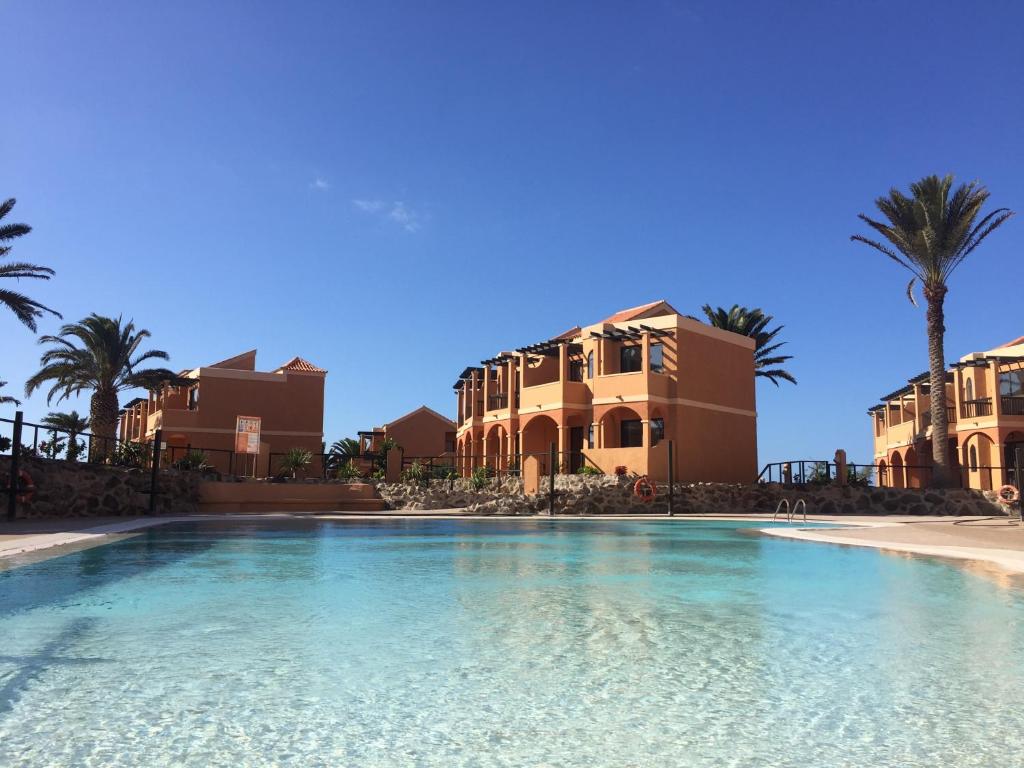 una gran piscina frente a un complejo en Bakour Fuerteventura La Pared, en La Pared
