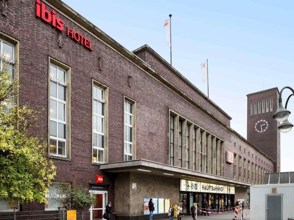 a large brick building with people walking outside of it at ibis Hotel Düsseldorf Hauptbahnhof in Düsseldorf