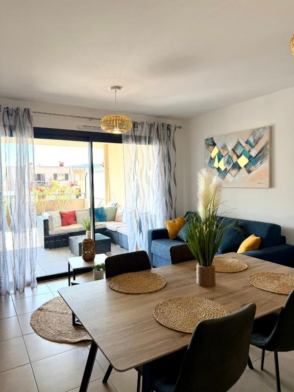 a living room with a table and a couch at T2 de standing front de mer in Propriano