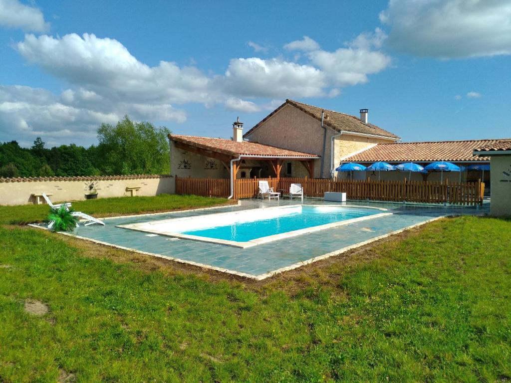 a swimming pool in the yard of a house at Seul au Monde in Guizengeard