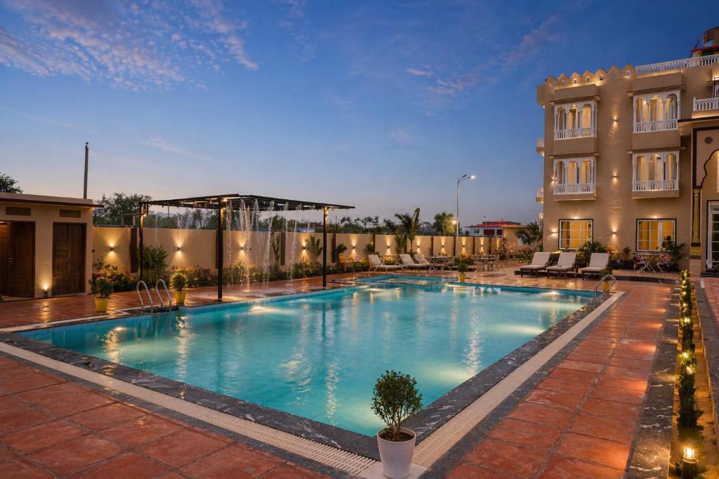 a large swimming pool in front of a building at Hotel Amarsar Palace in Amarsar