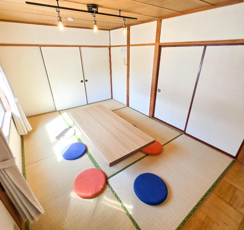 an empty room with four colored circles on the floor at Snow Veil Iwamizawa in Iwamizawa