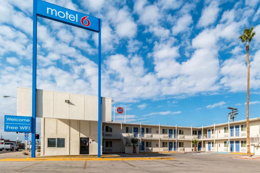 um sinal de motel em frente a um edifício em Motel 6-Blythe, CA - South em Blythe