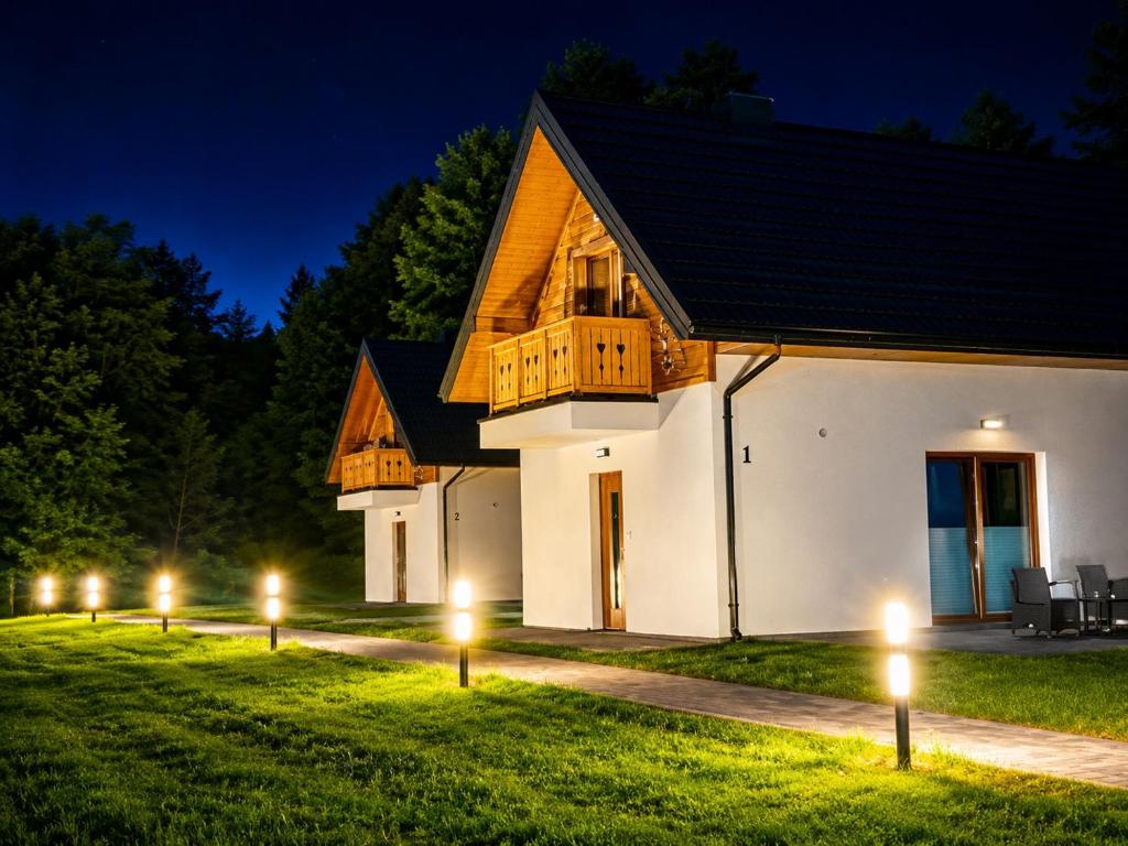 a house at night with lights in the yard at Domek z balią Pod Dębem in Zabrzeź