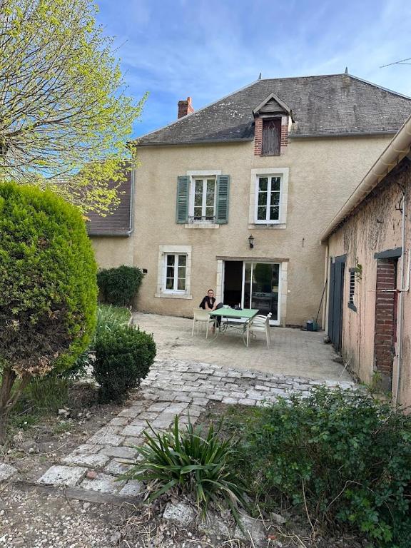 a house with a table in front of it at les hébergements de la ferme des buttons in Rosnay