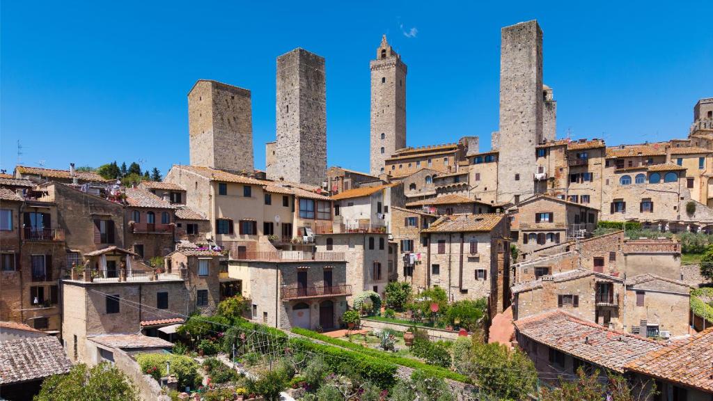 a view of a city with towers at Il giardino di Nara in San Gimignano