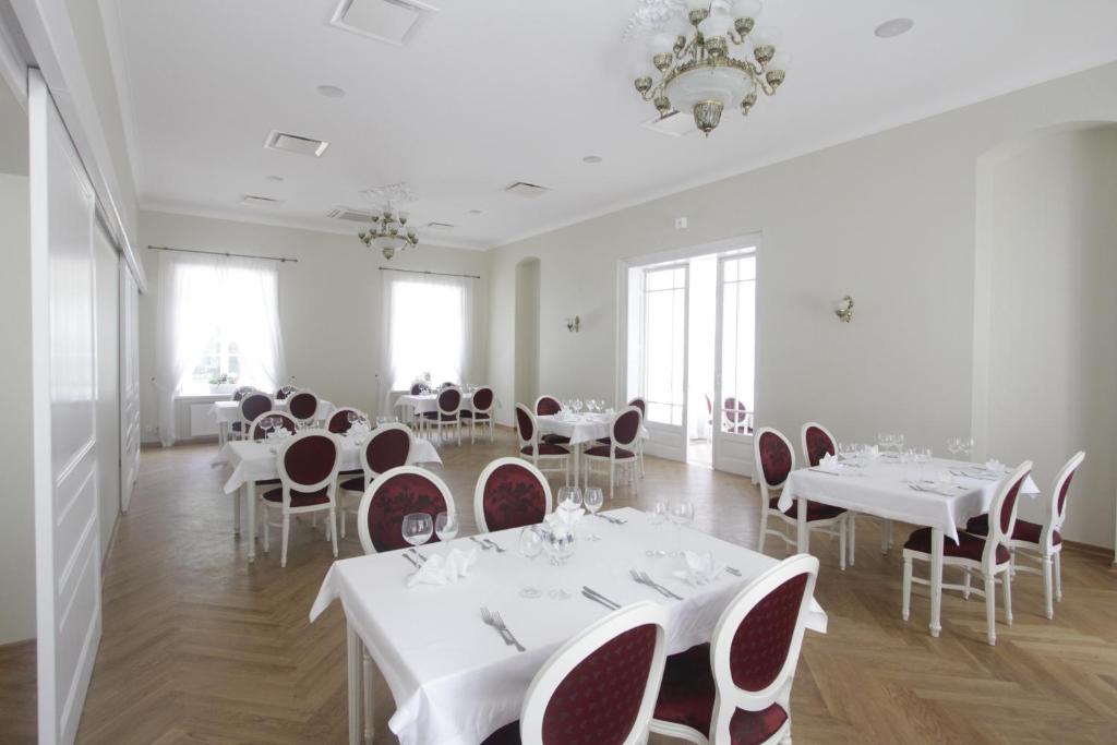 Reštaurácia alebo iné gastronomické zariadenie v ubytovaní Lawendowy Dworek
