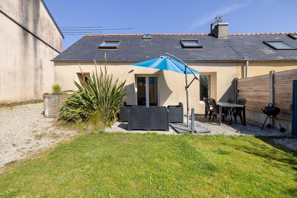 a house with a blue tent in a yard at Gite Aber 3km plages in Telgruc-sur-Mer