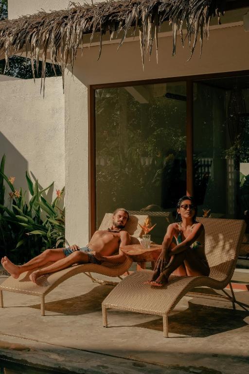 Ein Mann und eine Frau sitzen auf Stühlen auf einer Terrasse in der Unterkunft Don Luis in Alegria