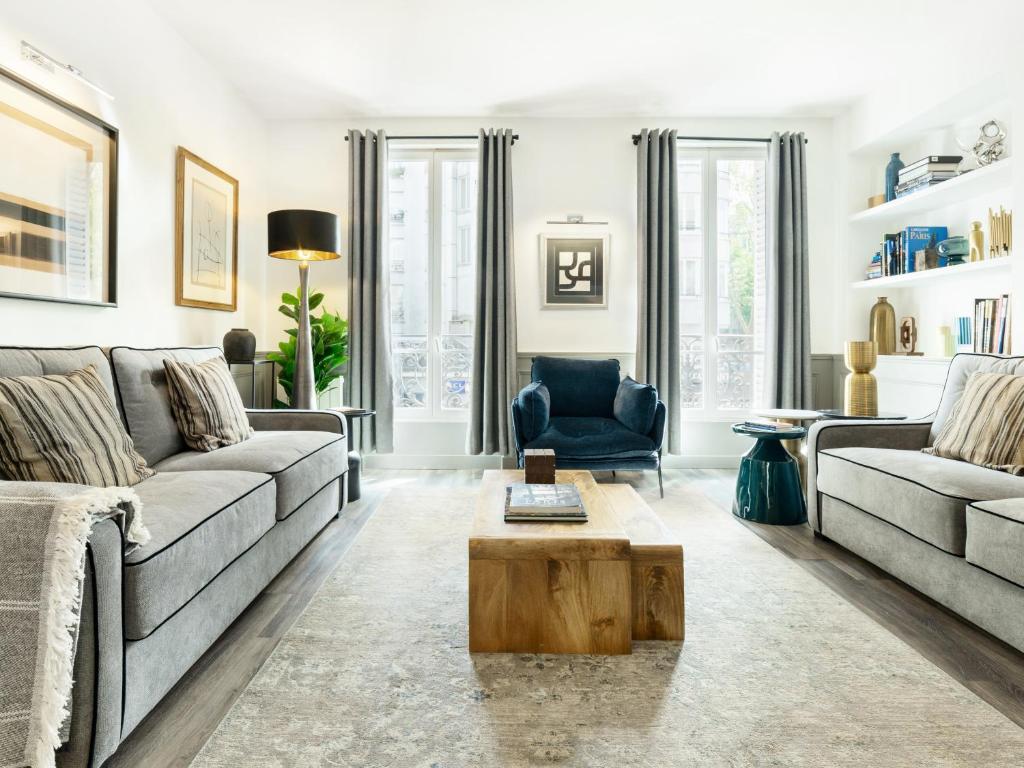 LivinParis - Luxury 4 Bedrooms Montmartre I with AC & Luxury 3 Bedrooms Montmartre I with fans