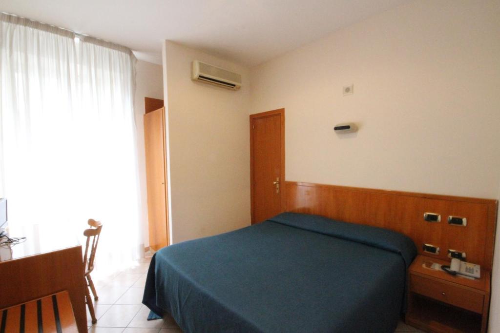 Postel nebo postele na pokoji v ubytování Hotel Zara Napoli