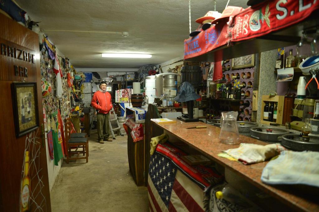 un hombre parado en una tienda con un mostrador en una tienda en Casa Estrela de Alva, en Seia