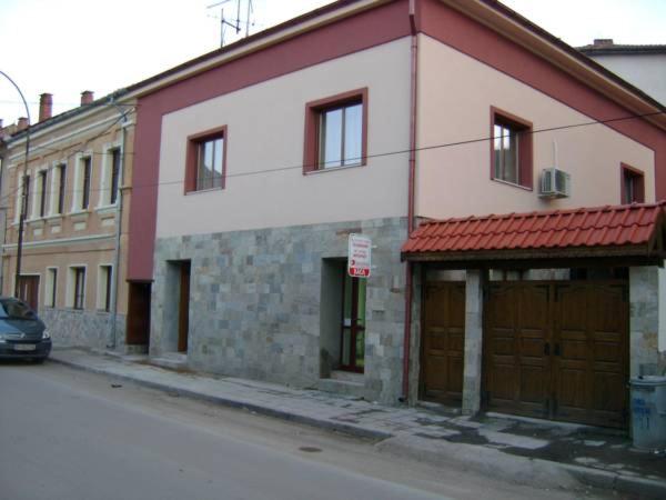 - un bâtiment dans une rue avec une voiture garée à côté dans l'établissement Ego Guest House, à Belogradchik