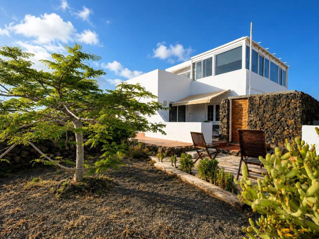 a white house with a tree in front of it at Casa VEROLES in Tías