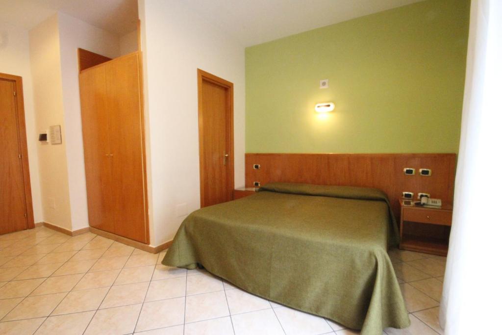 Postel nebo postele na pokoji v ubytování Hotel Zara Napoli