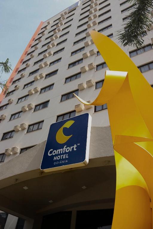 a building with a sign for a comfort hotel at Comfort Hotel Goiânia in Goiânia