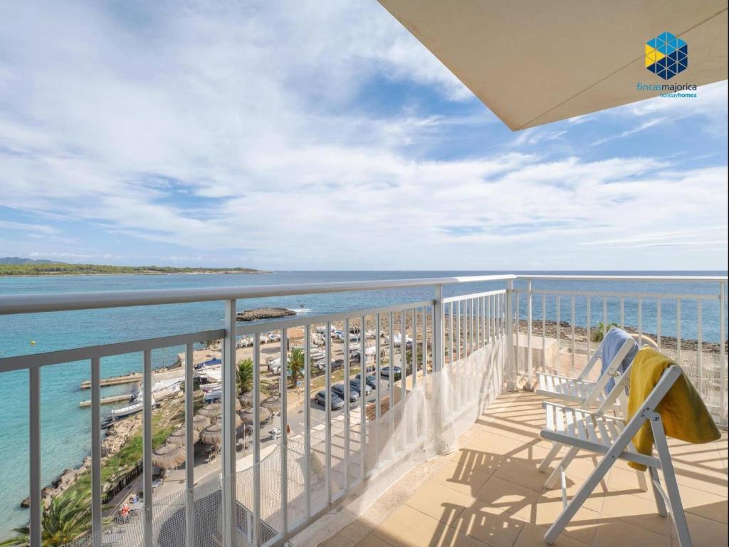 a balcony with a view of the ocean at Apartamento Rocamar in S'Illot