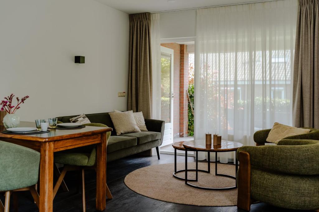 ein Wohnzimmer mit Sofa und Tisch in der Unterkunft Chefs in Gulpen-Wittem