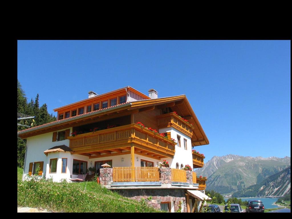 una grande casa in cima a una collina di Appartement Sunnleitn a San Valentino alla Muta