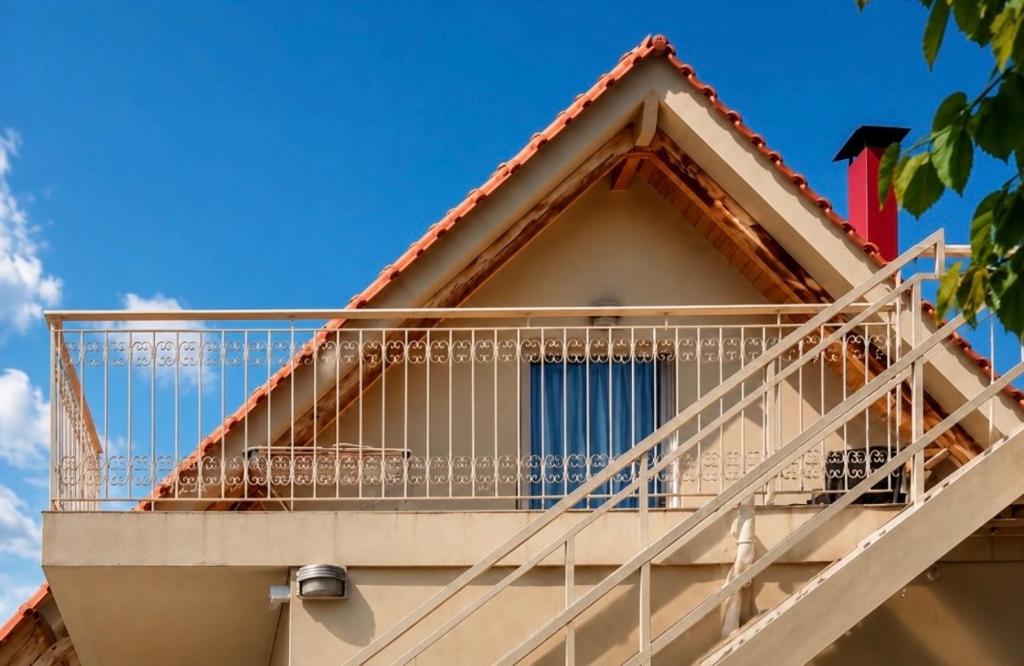 ein Balkon eines Hauses mit blauem Himmel in der Unterkunft Araxos Loft in Áraxos
