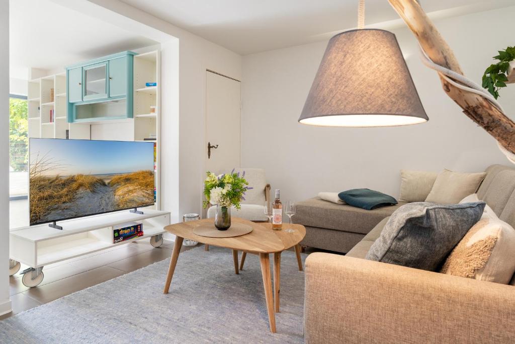 a living room with a couch and a table at Fischerhus Laboe in Laboe