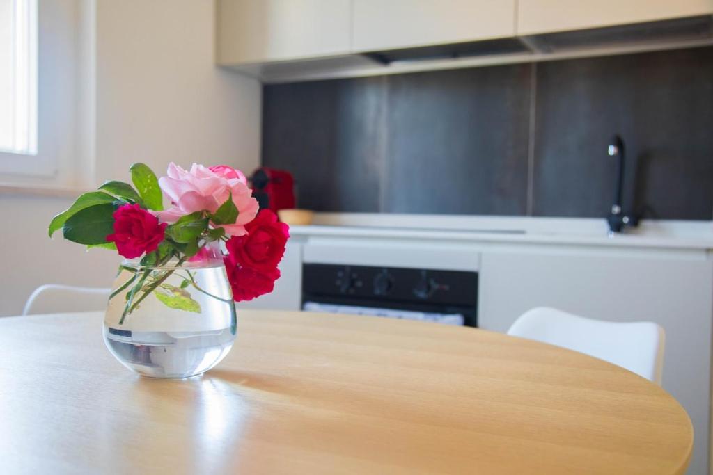 a vase of flowers sitting on top of a table at Umbra Living in Bastia Umbra
