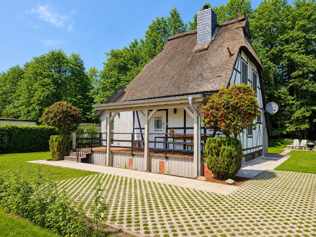 a large white building with a thatched roof at Ferienwohnungen Dümmersee - Hexenhaus in Hüde
