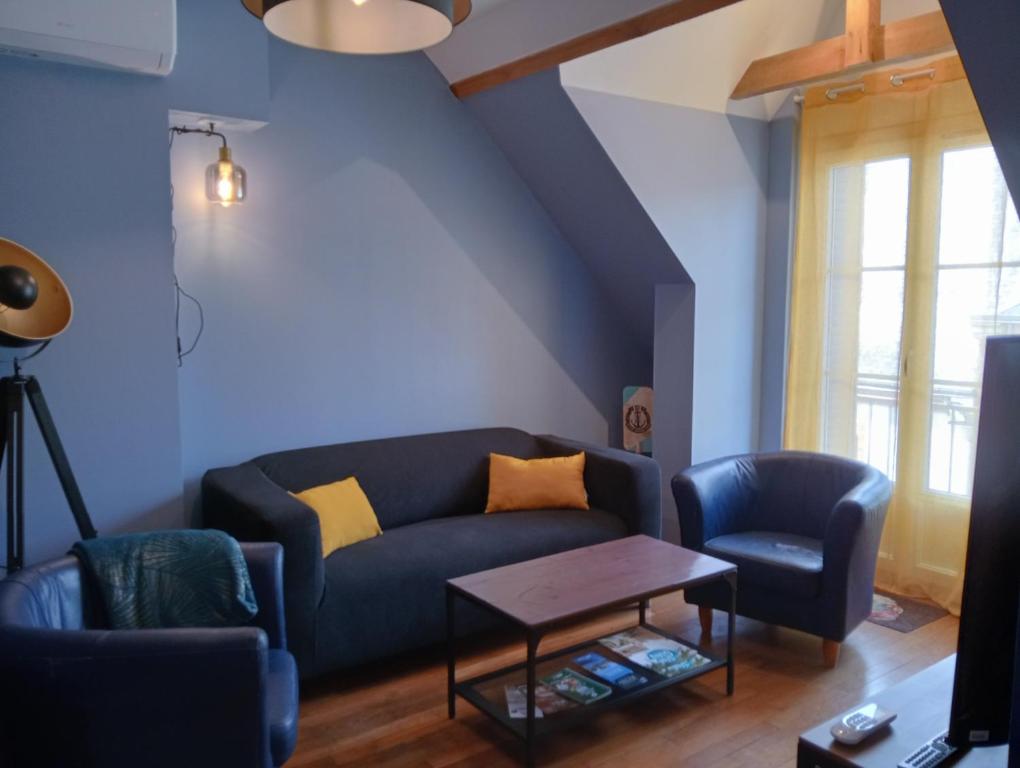a living room with a couch and two chairs at L'entre-potes in Sully-sur-Loire