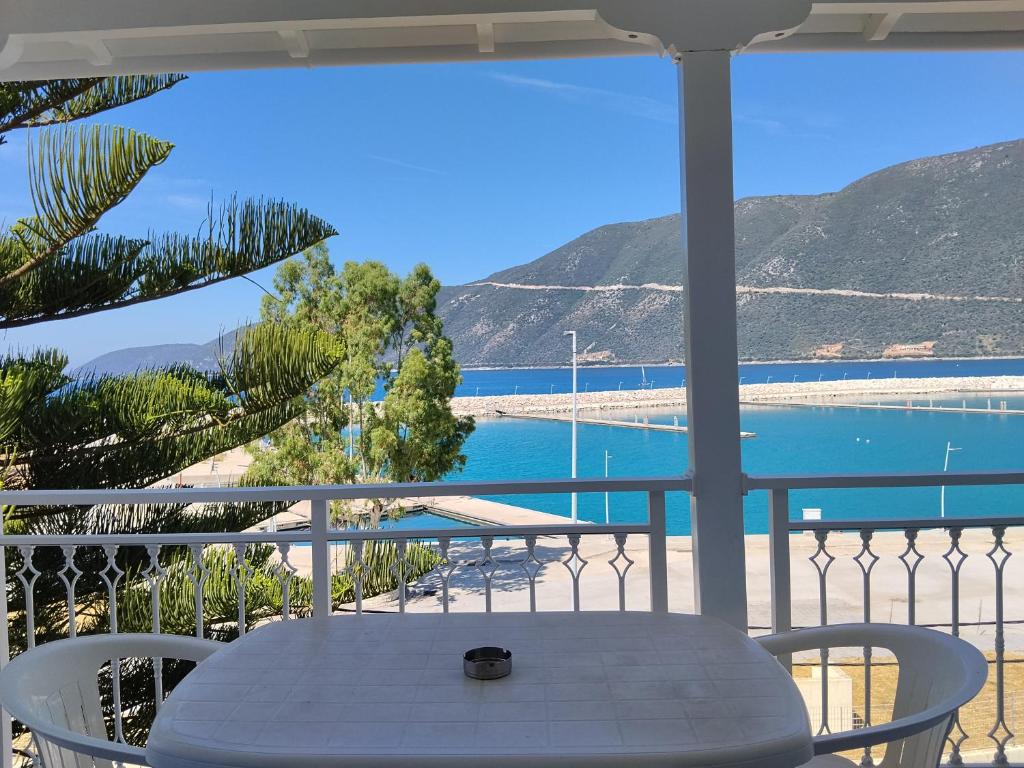 stół i krzesła na balkonie z widokiem na ocean w obiekcie Kostas Studios II w mieście Vasiliki