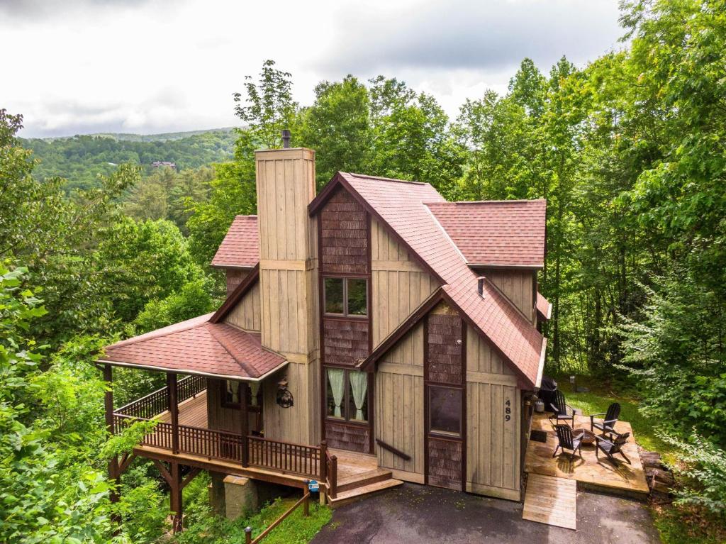 an aerial view of a cabin in the woods at Headwaters Hideaway in Elk Park