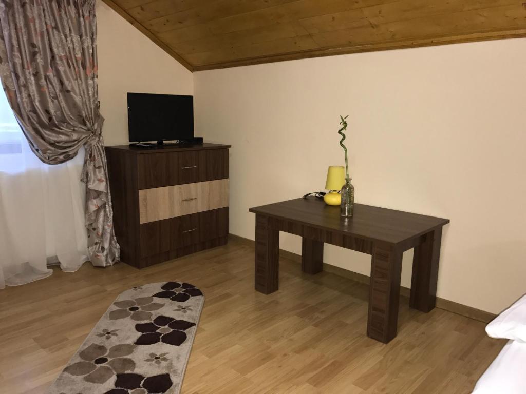 Pensiunea Roberto - Habitación Triple Básica Con Baño Compartido