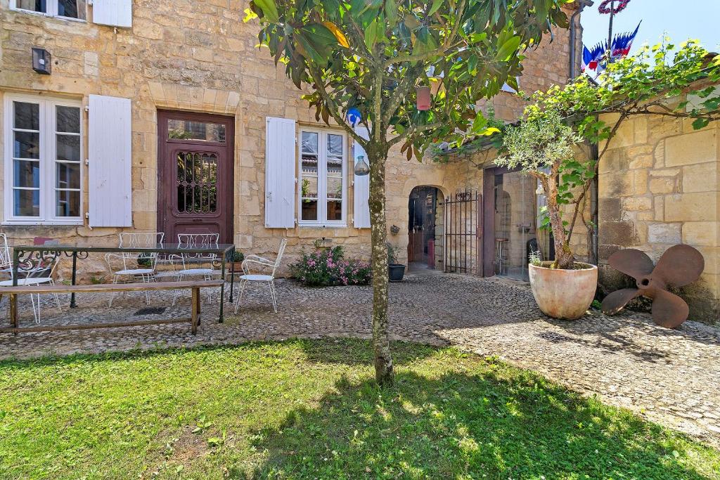 a small tree in the yard of a building at La Maison de Marie in Domme