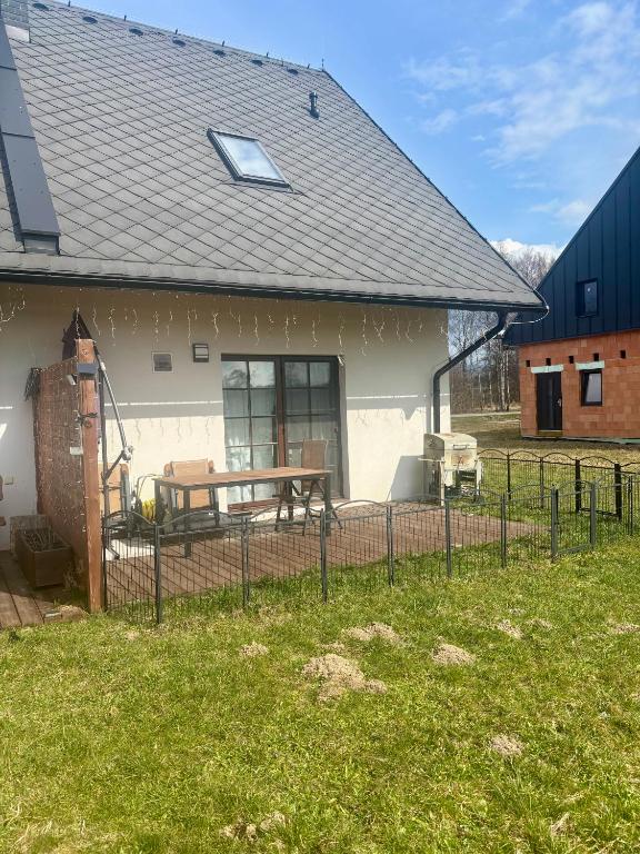 a house with a picnic table in the yard at Králíkárna in Králíky