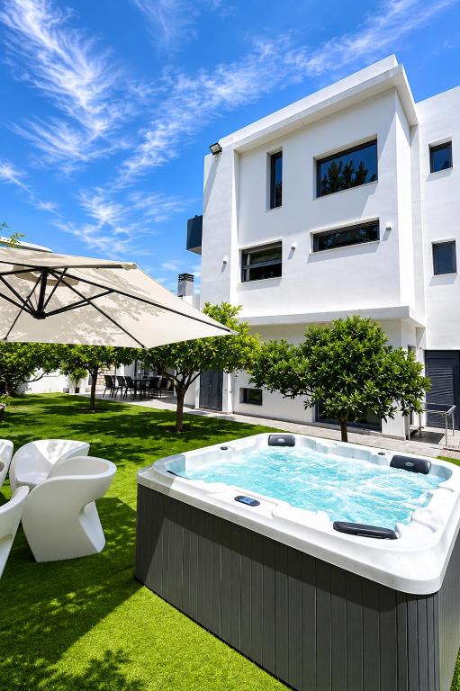 a building with a hot tub in a yard at Casa di Jiovanni Luxury in Asgourou