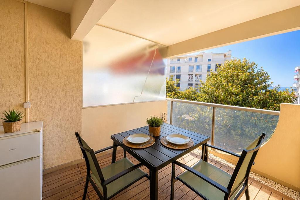 Apartment with balcony and pool near the sea
