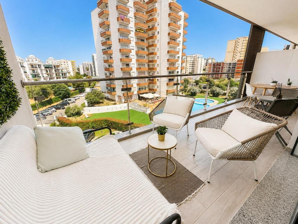 Modern Praia da Rocha Apt 5 Min Beach walk With Pool