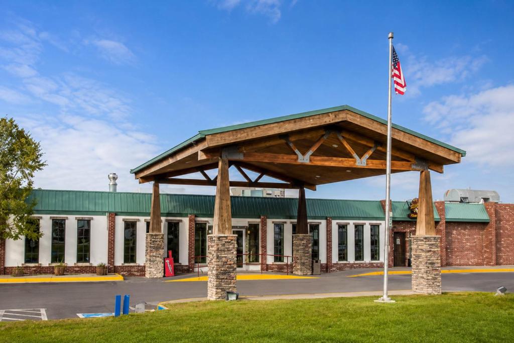 a building with an american flag in front of it at Motel 6 Rawlins, WY in Rawlins