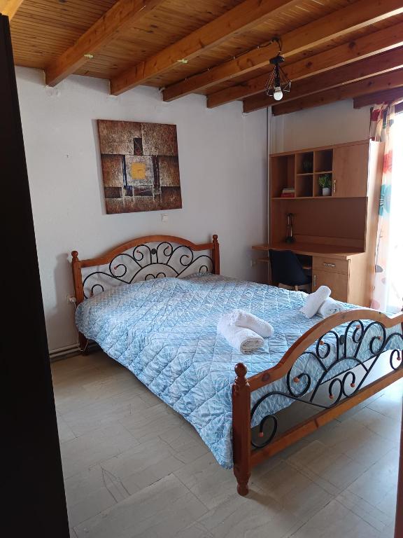 a bedroom with a bed with a blue comforter at Thalia in Perea