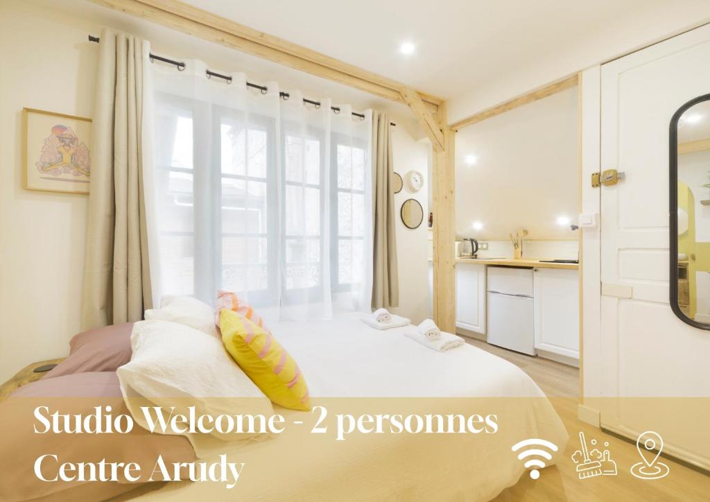 a bedroom with a bed with pillows and a window at Studio Welcome, petit espace, grand confort in Arudy