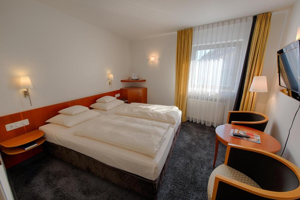 Postel nebo postele na pokoji v ubytování Hotel & Restaurant Walfisch