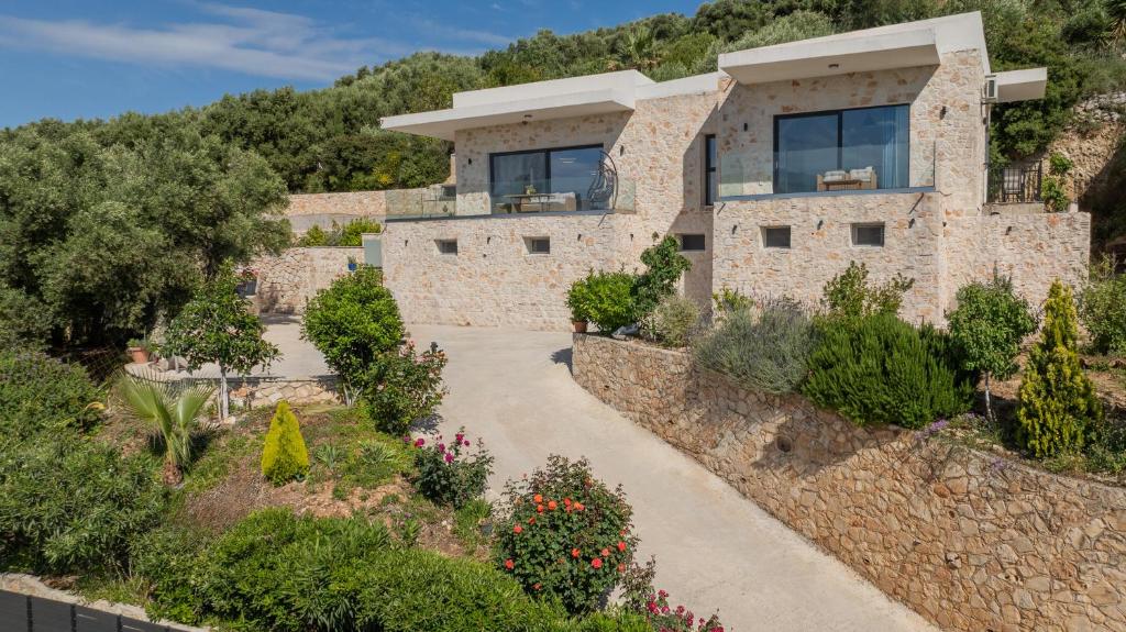 a house on the side of a mountain at Villa Mimoza Apelati in Keri