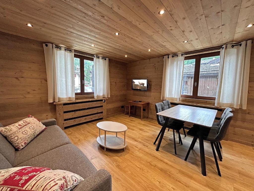 a living room with a couch and a table at CAPRICE 4 - Appartement centre village et proche pistes in La Clusaz