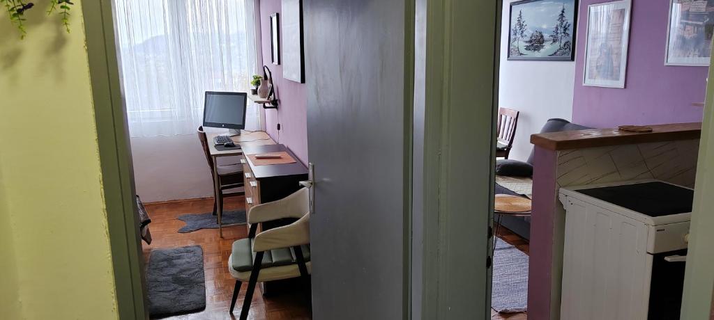 a room with a computer and a desk with a computer monitor at Apartman Ograde in Bosanski Novi