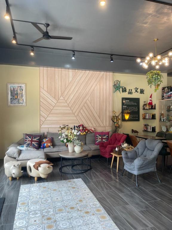a living room with a couch and a table at 屏東潮州民宿-綠品文旅Green Inn in Chaozhou